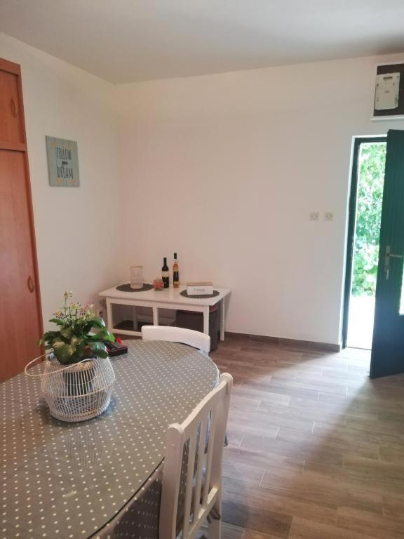 Antea, Hvar Apartma Sucuraj
